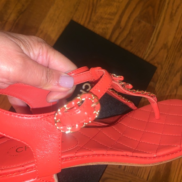 Chanel 19P thong sandals in rouge color with CC interlocking logo block heel - Picture 4 of 6